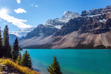 Gök mavisi berrak suyu olan buzul gölü. Icefield Parkway göl kıyısı boyunca uzanan popüler bir turist yoludur. Bow Gölü. Alberta, Rocky Dağları, Kanada. Soğuk güneşli sonbahar günü