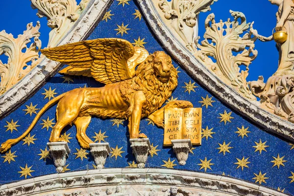 Frontón Está Decorado Con León Alas Doradas Emblema Venecia Catedral —  Fotos de Stock