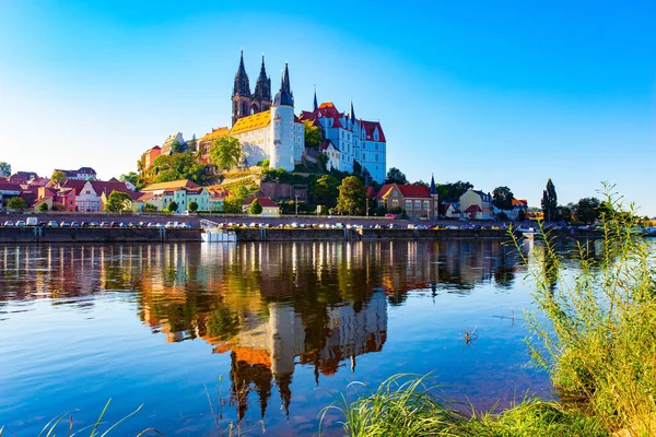 ドイツへの秋の旅行 Meissen ゴシック建築と中世のアルブレヒツブルク城を持つマイセン大聖堂はエルベ川の水に反映されています 暖かい晴れた日 — ストック写真