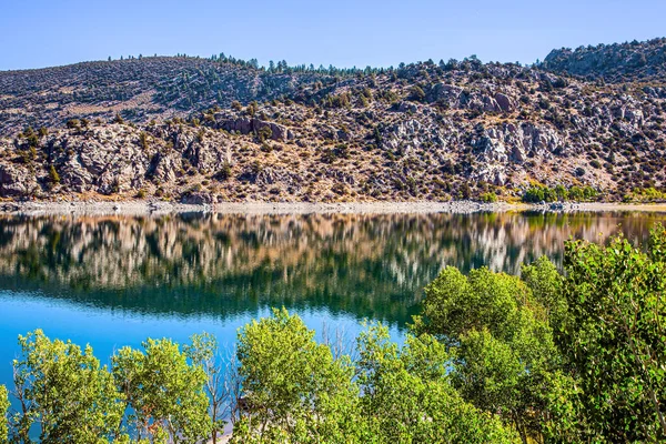 米国の西で秋の旅行 カリフォルニアの山の中にある絵のようなシルバーレイク 滑らかな水は空と木を反映します — ストック写真