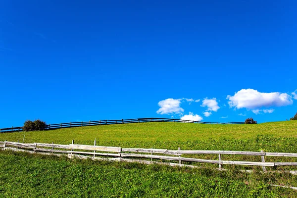 Green Grassy Pastures Fenced Neat Wooden Fences Europe Val Funes — Stock Photo, Image