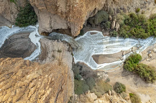 基隆溪流上的冬季洪水死海以色列寒冷多雨的冬天 著名的圣经溪流 基德龙 死海周围的古山 瀑布是由一架无人驾驶飞机拍摄的 — 图库照片