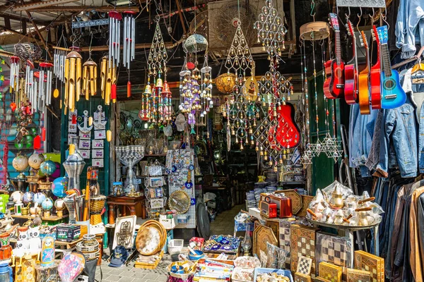 著名的跳蚤市场在贾法 以色列 装饰花园的铃铛叮当作响 色彩艳丽的多功能纪念吉他手 Hanukkah咖啡用烛台 芬兰人和Cezves — 图库照片
