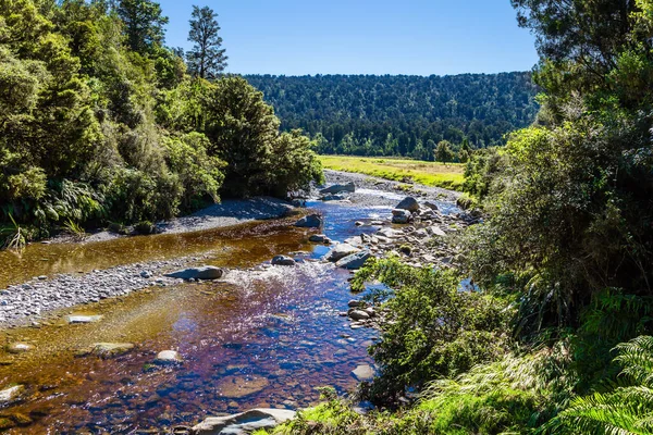 世界上最美丽的自然从马西森湖流出的溪流含有多种颜色的铁质水 伟大的旅程到遥远的土地 新西兰 — 图库照片