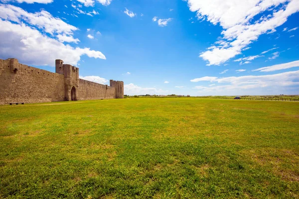 Eski Liman Kenti Aigues Mortes Tamamen Korunmuş Antik Şehir Duvarları — Stok fotoğraf