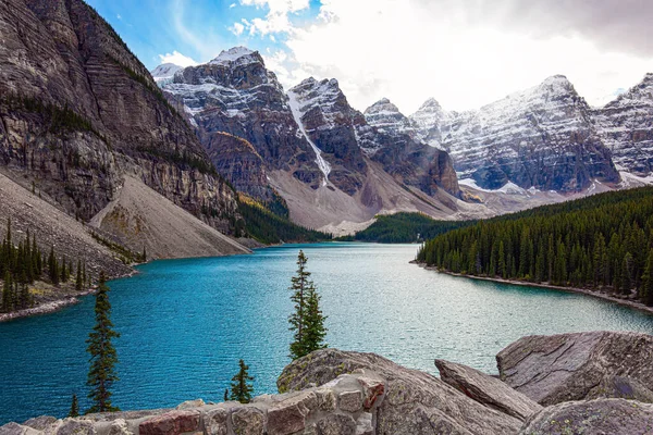 莫兰湖是世界上最美丽的湖泊之一 加拿大落基山脉班夫公园十峰谷地 湖中的水是美丽的蓝色 前往加拿大北部 — 图库照片