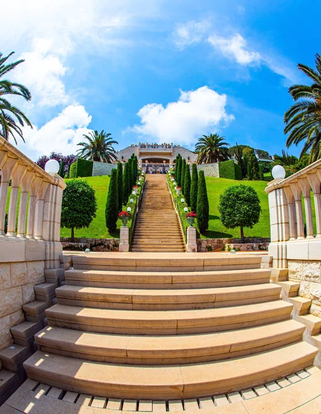 以色列海法卡梅尔山圣殿周围宏伟的大理石楼梯和花园梯田 巴哈世界中心 海上阳光明媚 — 图库照片