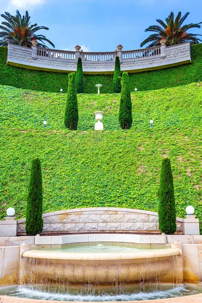 Der Karmel Haifa Marmorbrunnen Einem Steilen Berghang Wunderschöne Blumenbeete Zypressen — Stockfoto
