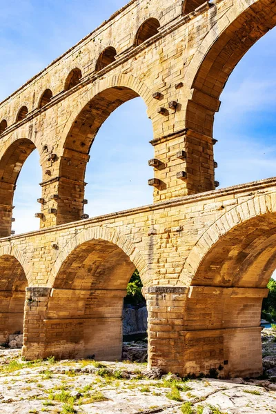 加德桥是罗马最高的渡槽 风景如画的古董渡槽 在一个阳光灿烂的日子里 浅浅的加顿河 有趣的法国之行 — 图库照片