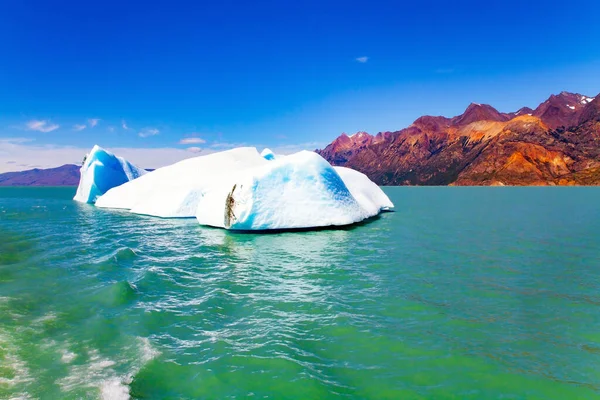 令人难以置信的南美洲之行 阿根廷巴塔哥尼亚 伟德马湖中漂浮着巨大的冰山 蓝色的冰沿着海岸缓缓漂流 — 图库照片