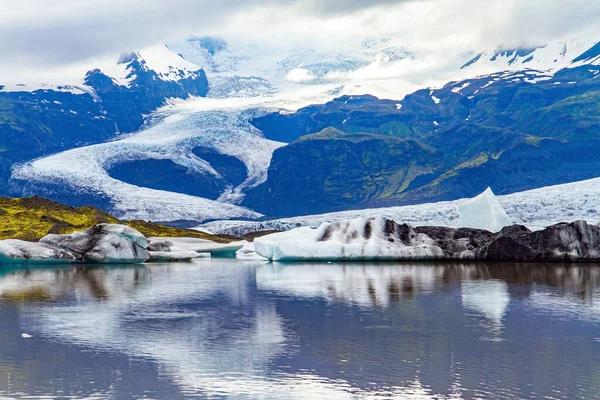 Jokulsarlon冰川泻湖 冰岛北部的一个壮观的泻湖 寒冷的山中的冰川和冰山 冰块在光滑的水中反射出来 北极寒冷的夏天 — 图库照片