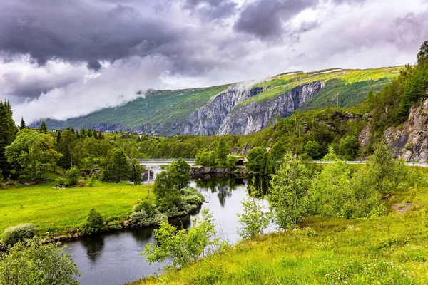 Zomer West Noorwegen Begin Van Hardangerfjord Krachtige Wolken Worden Weerspiegeld — Stockfoto