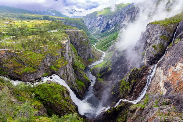 挪威七月有雨 弗林森瀑布是挪威最有名的瀑布瀑布之一 瀑布落入了一个风景如画的狭窄深谷 — 图库照片