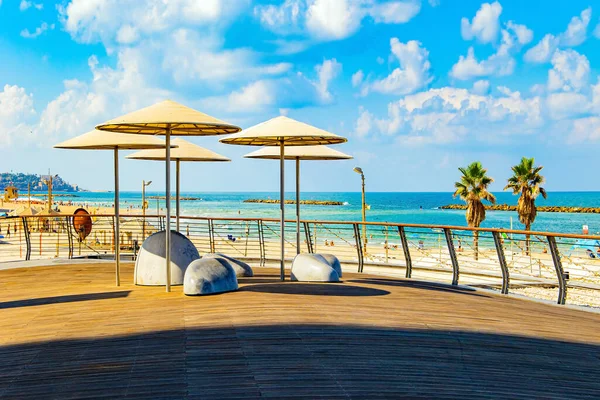テルアビブの壮大な近代的な都市 地中海 木製の堤防 デッキ 美しいビーチでの晴れた日 — ストック写真