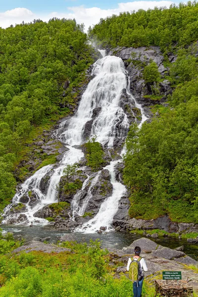 Flesefossen Grande Vertical Cachoeira Rochosa Pista Mais Pitoresca Noruega Mulher — Fotografia de Stock