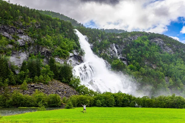 挪威难以置信的瀑布 巨大的强大的水翼Vidfossen 白色的水泡包裹着瀑布的脚 浓密的云彩和持续的冷雨 — 图库照片