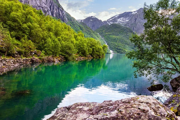 风景如画的高山湖Bondhuswatnet 多山的挪威 清澈湖水的光滑表面反映了群山 黄昏柔和的暮色 — 图库照片