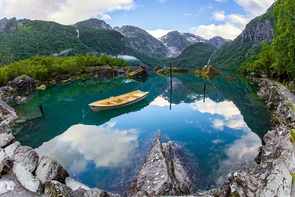 Lago Montaña Bondhuswatnet Hermosa Noruega Barco Refleja Agua Clara Del —  Fotos de Stock