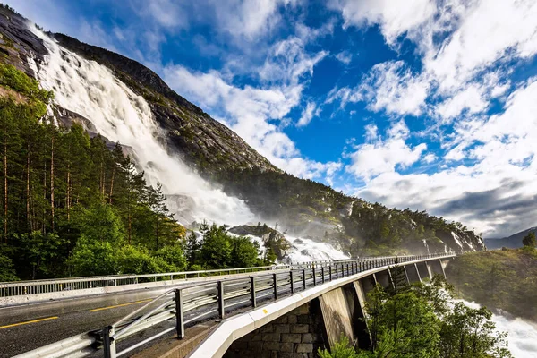 巨大的强大和咆哮的瀑布朗弗森瀑布在瓦勒河 这座桥被栏杆围住了 穿过了高速公路 夏天又冷又雨 挪威西部 — 图库照片