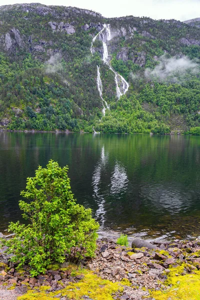 Nádherný Obří Malebný Vodopád Langfossen Odráží Hladké Vodě Acre Fjord — Stock fotografie