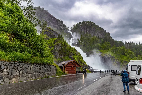 Woman Tourist Taking Pictures Scenic Double Waterfall Lotefossen Summer Rainy — Stock Photo, Image