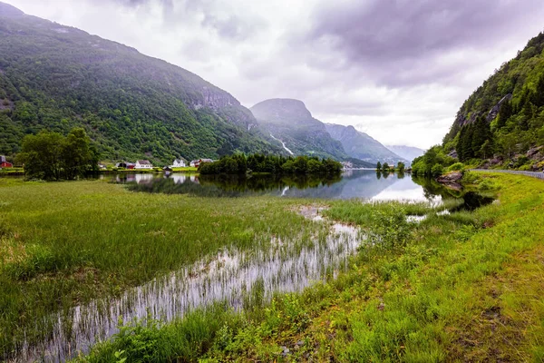 危险的峡湾开始了斯堪的纳维亚半岛夏天 挪威西部山区的风景路 — 图库照片