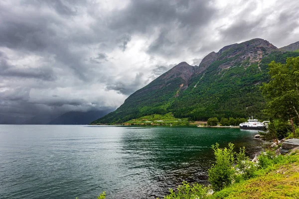 Krachtige Wolken Worden Weerspiegeld Het Wateroppervlak Van Fjord Begin Van — Stockfoto