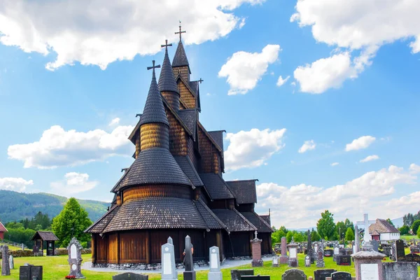 Krásný Kostel Norsku Heddalu Kostel Stave Korunován Kříži Starověký Hřbitov — Stock fotografie