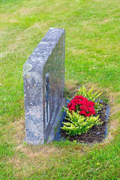 Květinová Postel Vedle Hrobu Dobře Udržovaný Krásný Starobylý Hřbitov Vedle — Stock fotografie