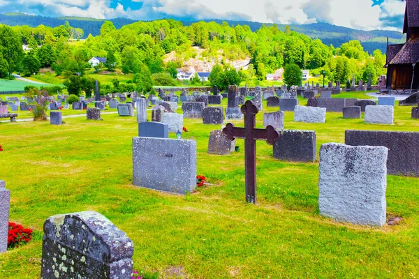 Dobře Udržovaný Krásný Starobylý Hřbitov Vedle Kostela Stave Heddalu Květinová — Stock fotografie