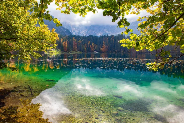 Живописное Озеро Фузине Северной Италии Яркие Цвета Осенних Лесов Отражаются — стоковое фото