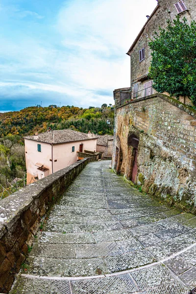 トスカーナのエトルリアの町 2千年紀に存在した町 ソラノの絵のような凝灰岩の町の狭い通り イタリアのトスカーナ州 ソラノの郊外都市 — ストック写真