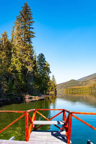 철책으로 둘러싸인 보트용 파이프 그레이 Wells Gray 캐나다 산맥에 공원이다 — 스톡 사진