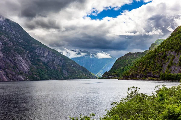 Batı Norveç Hardangerfjord Başlangıcı Skandinavya Yaz Güçlü Bulutlar Fiyordun Yüzeyine — Stok fotoğraf