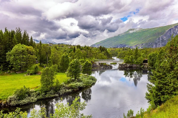 Mocné Mraky Odrážejí Vodní Hladině Fjordu Království Vody Zeleně Hardangerfjord — Stock fotografie