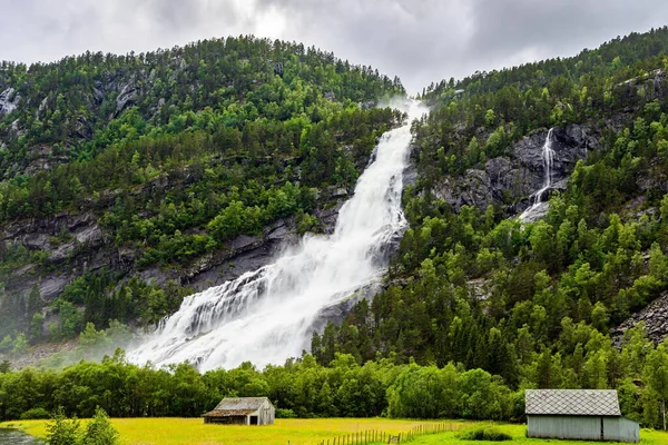 Norsko Obrovský Mocný Vodopád Vidfossen Léto Červenec Úpatí Vodopádu Válí — Stock fotografie