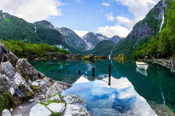 小船反映在清澈的湖水中 华丽的挪威 夏草的翡翠绿色 Bondhuswatnet山湖 这张照片是用鱼眼镜头拍摄的 — 图库照片