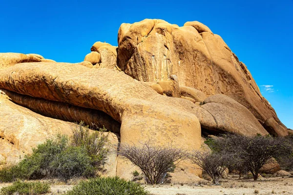 Spitzkoppeはナミビアの小さな絵のような岩塊です 巨大な丸みを帯びた岩や広大なナミビア砂漠の真ん中にアーチ アフリカ ナミビア — ストック写真