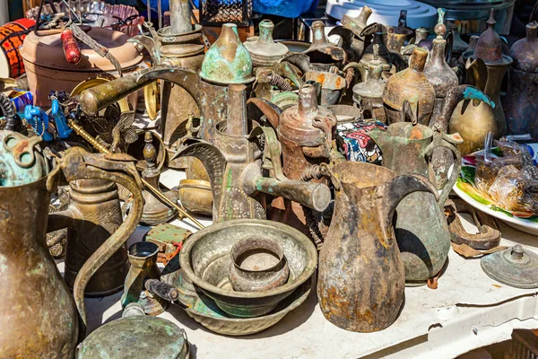 跳蚤市场 特拉维夫 以色列 灿烂的春日照亮了集市摊位上闪闪发光的财宝 古董阿拉伯水壶 — 图库照片