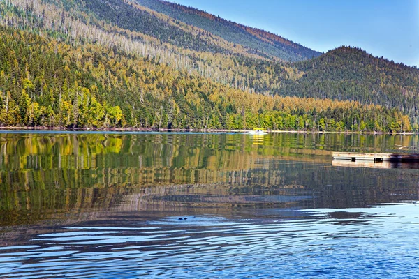 Die Glatte Oberfläche Des Sees Spiegelt Den Wald Und Den — Stockfoto
