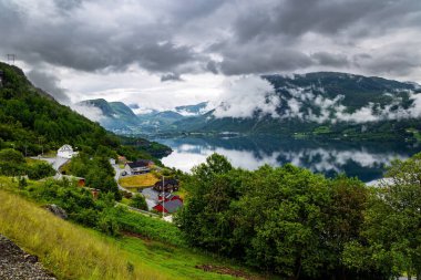 Hardangerfjord 'un başlangıcı. Batı Norveç 'in dağlarındaki manzara yolu. İskandinavya. Soğuk kuzey ülkesinde büyülü bir yolculuk. Yaz, Temmuz