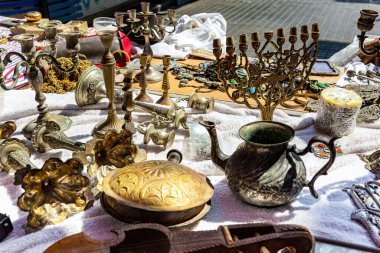 Jaffa 'daki ünlü bit pazarı. Tel Aviv, İsrail. Parlak bahar güneşi pazar tezgahlarındaki hazineleri aydınlatıyor. Mumlar ışıl ışıl parlıyor, Hanuka şamdanları ve tabaklar.