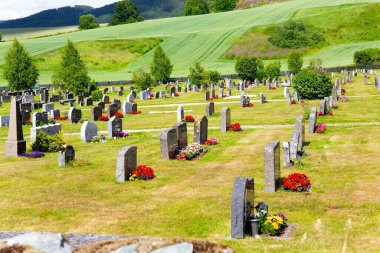 Heddal 'daki Stave Kilisesi' nin yanındaki güzel antik mezarlık. Norveç 'te soğuk bir yaz. Temmuz 'da Norveç' e seyahat