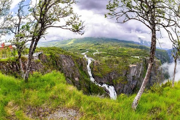 Julho Frio Chuvoso Noruega Voringsfossen Uma Cachoeira Grandiosa Fiorde Hardangerfjord — Fotografia de Stock