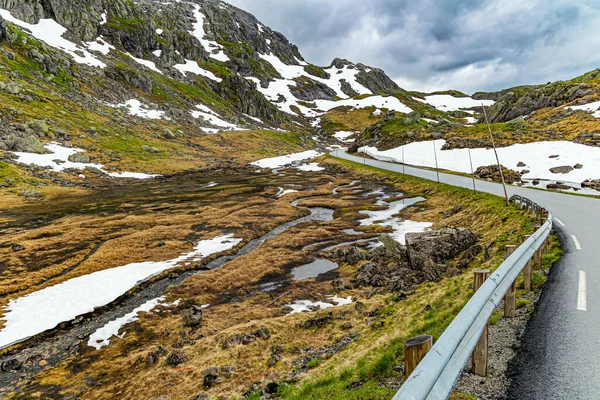 Smala Slingrande Bergsväg Snöfält Återstod Bergssluttningarna Reser Med Husbil Väg — Stockfoto