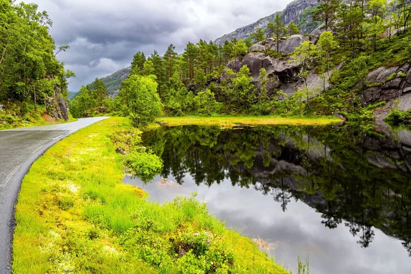 Pequeño Lago Tranquilo Junto Carretera Pintoresco Camino Noruega Viaje Verano — Foto de Stock