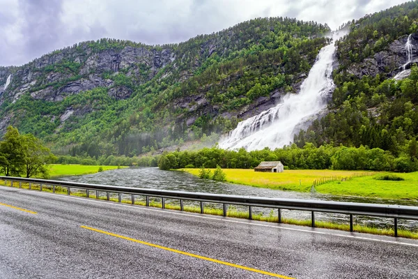 Obrovský Mocný Kaskádový Vodopád Vidfossen Mlze Třpytí Deštěm Navlhlá Dálnice — Stock fotografie