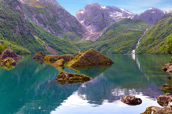 多山的挪威 在仲夏去美丽的北方国家旅行 夏草的翡翠绿色 风景如画的高山湖Bondhuswatnet — 图库照片