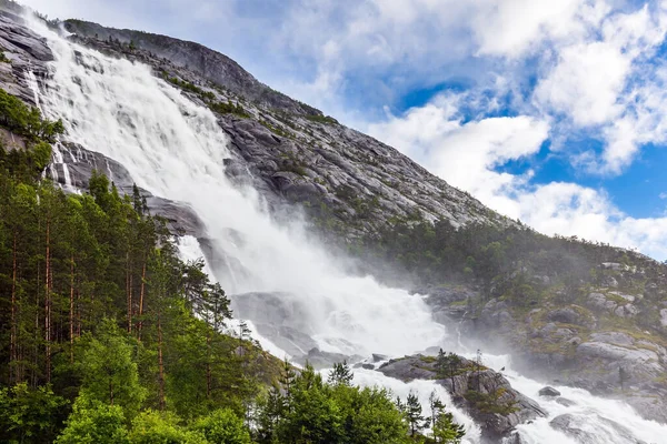 Letní Chladný Deštivý Den Vodopád Langfossen Malebně Protíná Dálnicí Vtéká — Stock fotografie