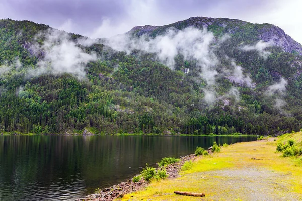 Hladká Voda Acre Fjordu Majestátní Přírodní Fenomén Norsku Prší Chladný — Stock fotografie
